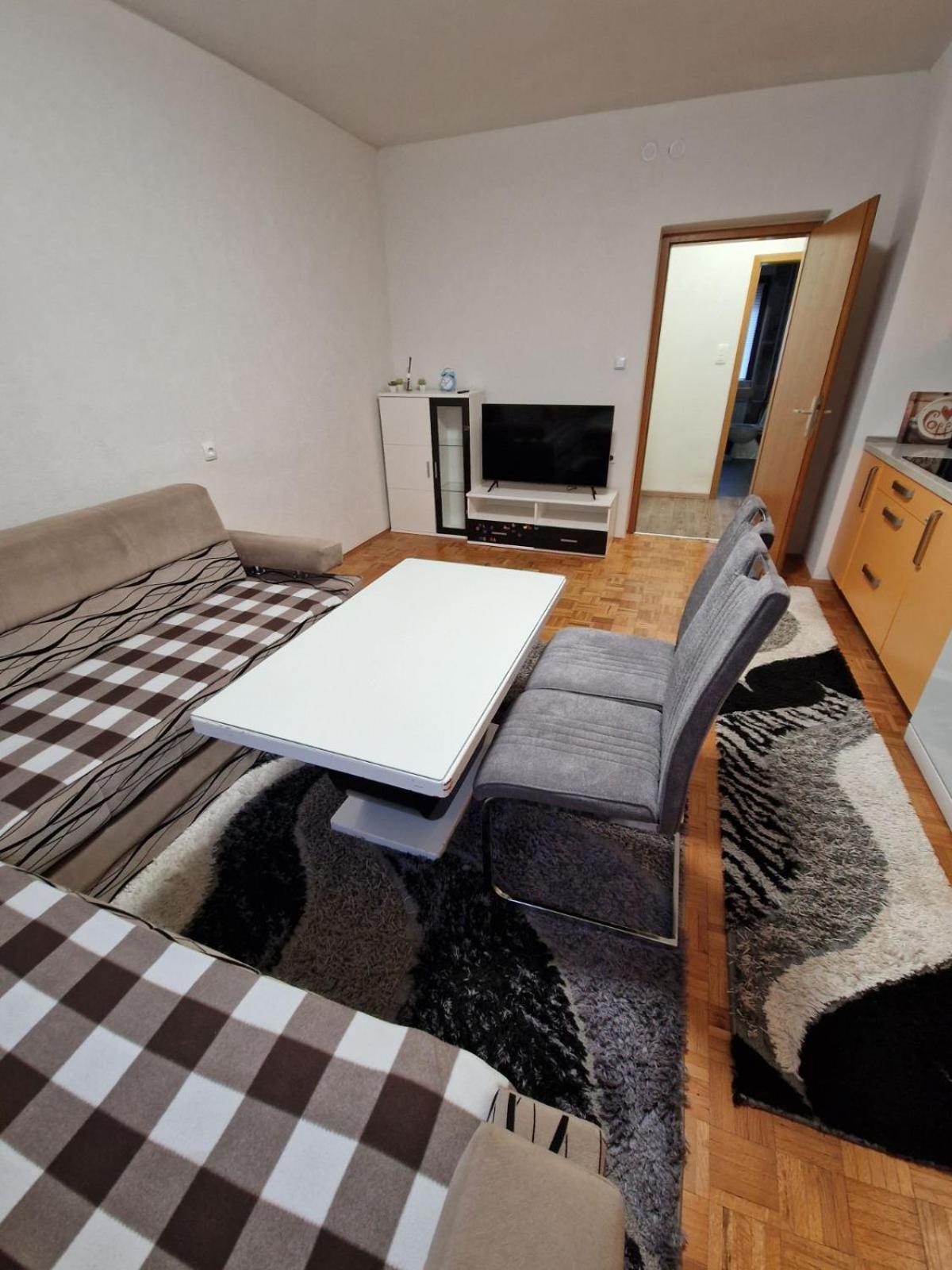 Apartma-Sobe Lejla Vipava Εξωτερικό φωτογραφία